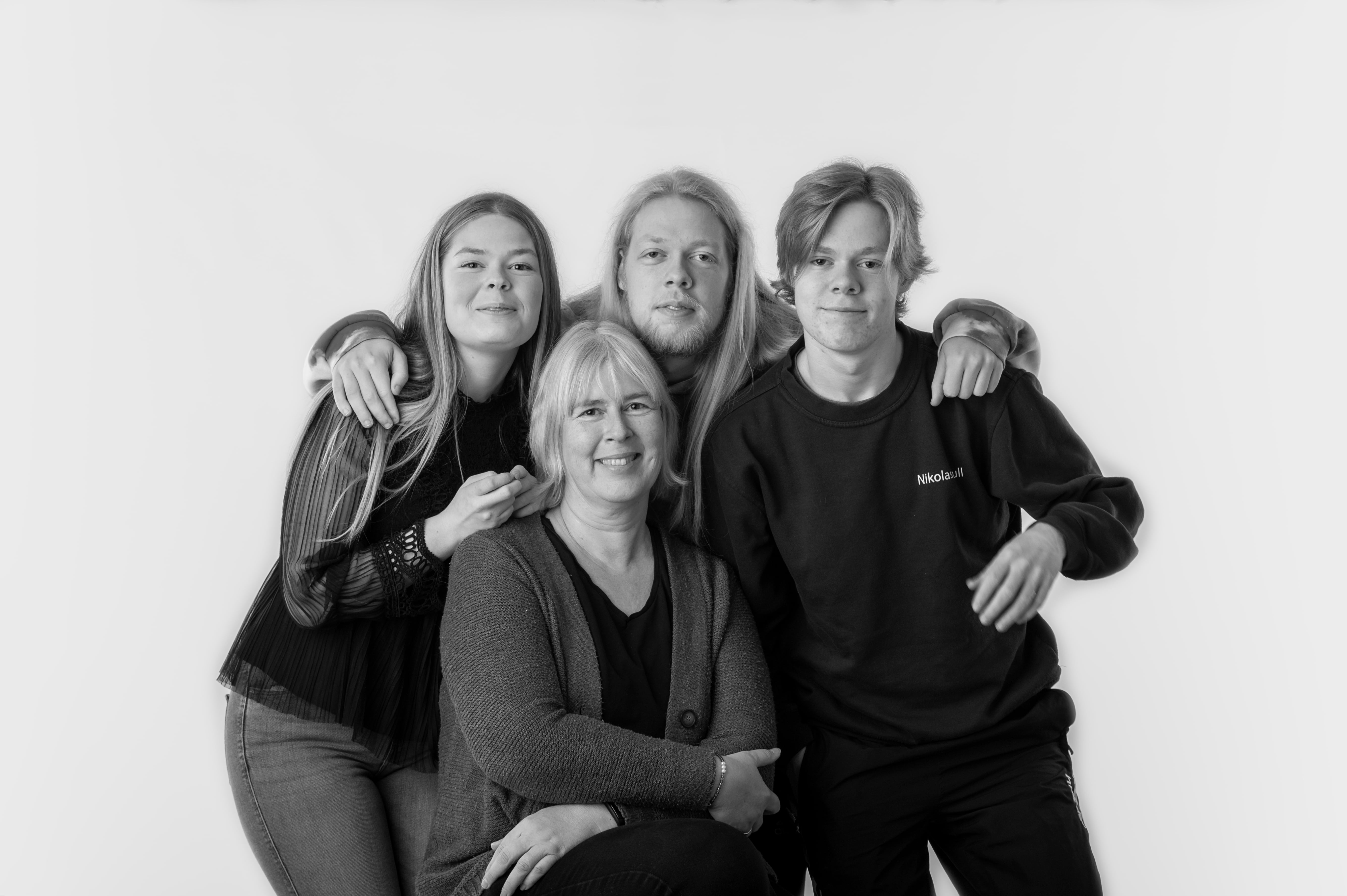 Sort-hvid gruppefoto af en mor med sine børn