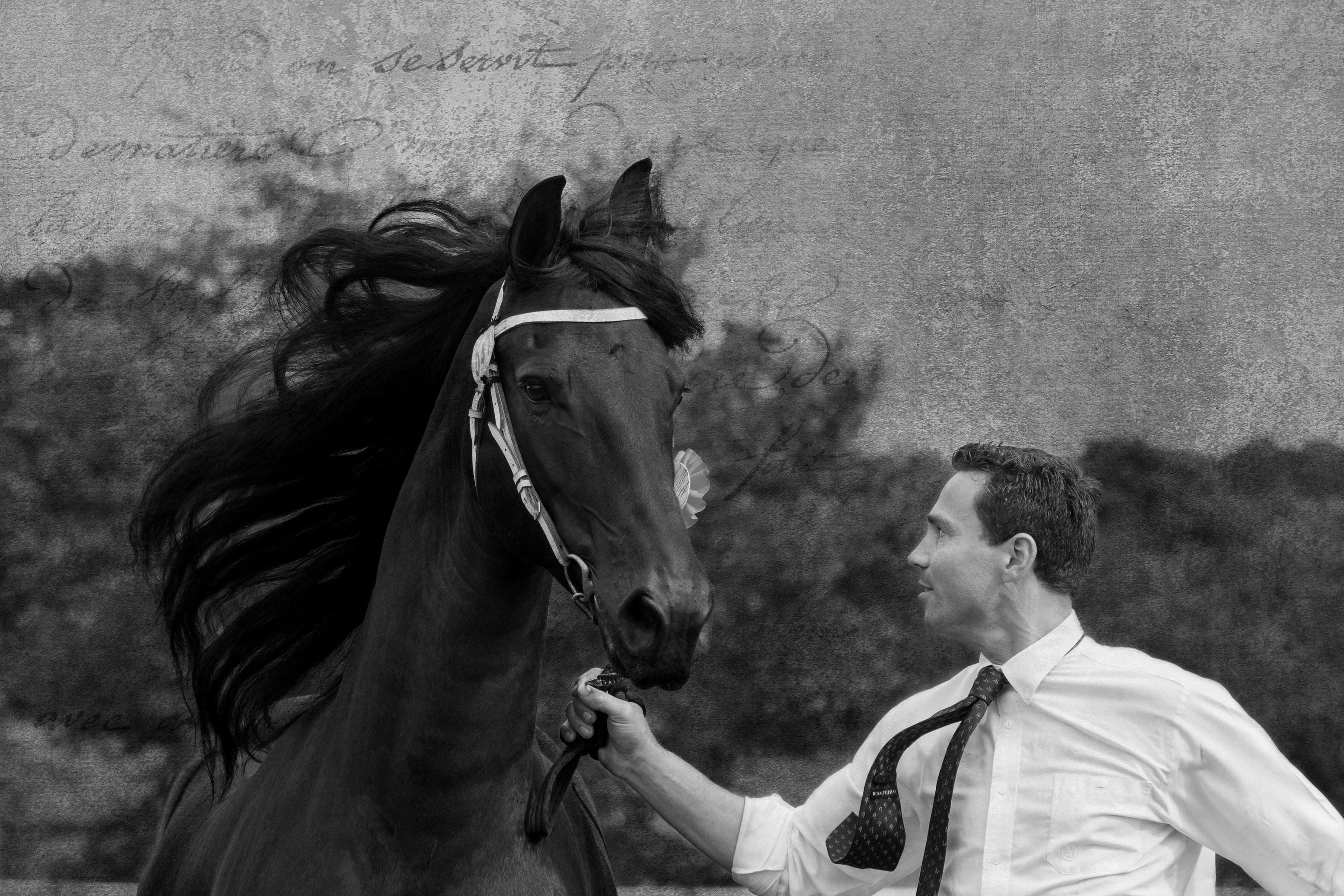 Kunst inspireret sort-hvid foto af en mand og en hest